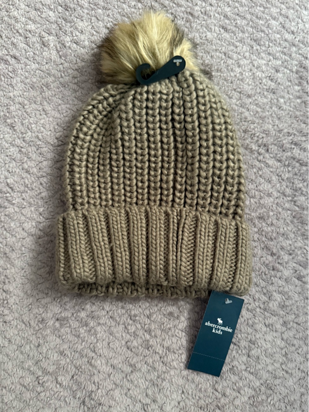 Abercrombie kids Girls taupe knit cuffed beanie NWT ✨